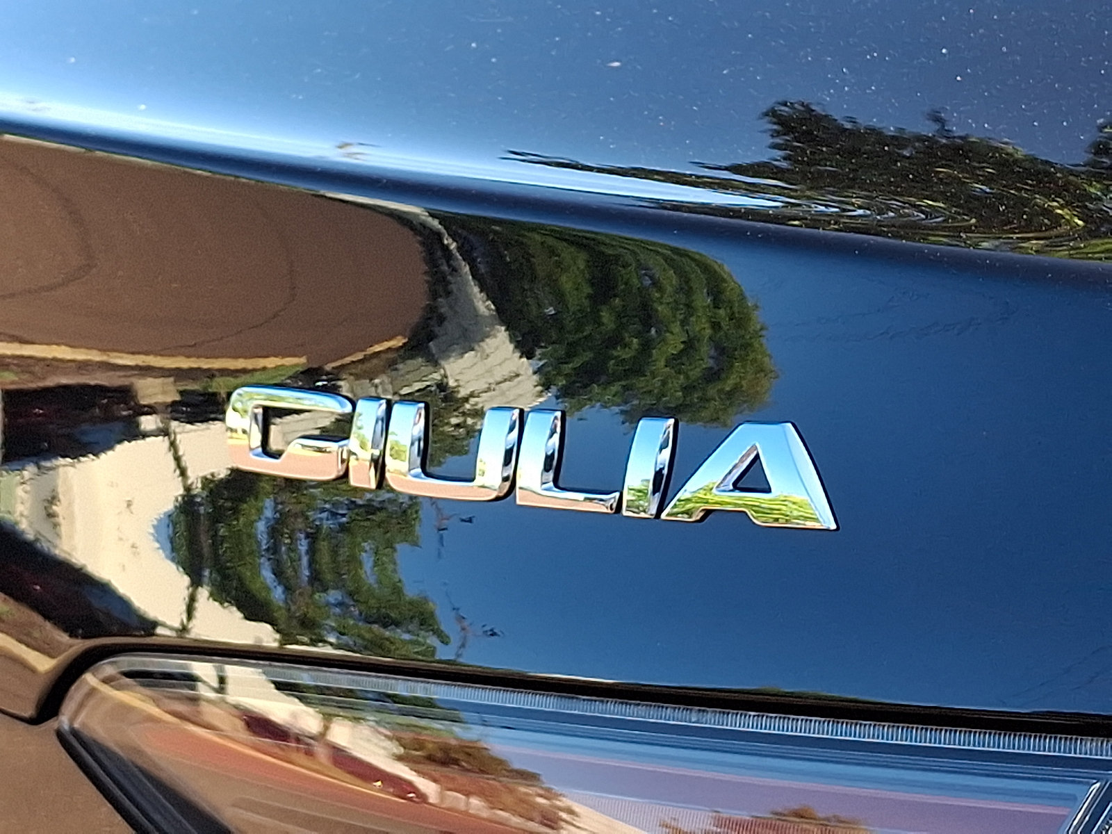 Used 2025 Alfa Romeo Giulia AWD w/ Veloce Package AWD image 33