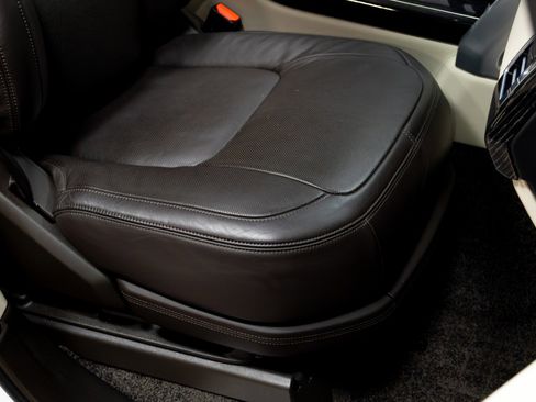 Used 2020 Land Rover Range Rover Long Wheelbase Autobiography image 25