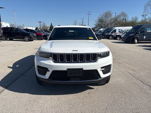 Used 2024 Jeep Grand Cherokee Laredo image 2