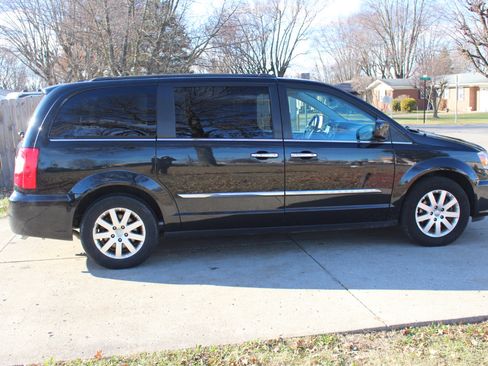 Used 2016 Chrysler Town & Country Touring w/ Driver Convenience Group image 10