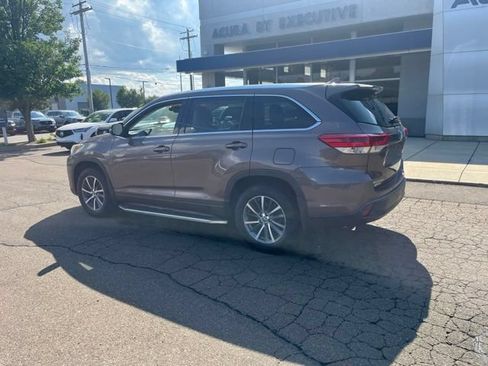 Used 2017 Toyota Highlander XLE AWD/4WD image 6
