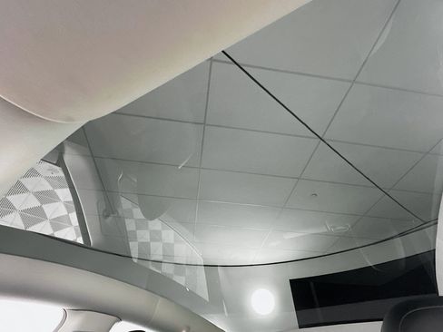 Used 2022 Tesla Model Y Long Range image 25