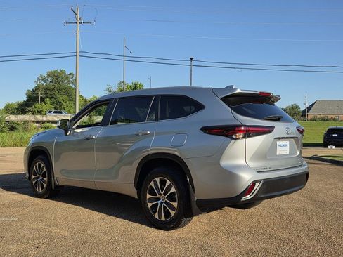 Used 2024 Toyota Highlander XLE AWD/4WD image 6