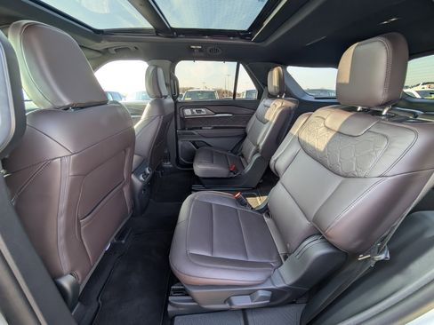 Used 2025 Ford Explorer Platinum w/ Ultimate Package image 16