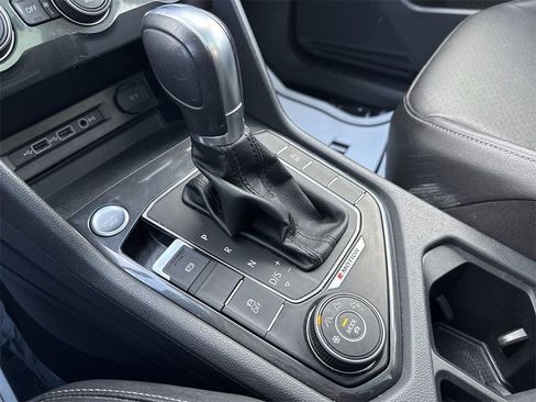 Used 2018 Volkswagen Tiguan SE w/ Panoramic Sunroof Package image 22