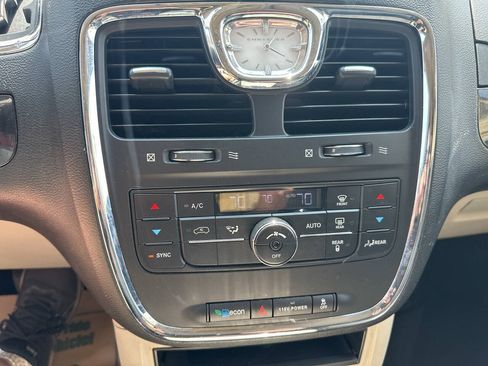 Used 2014 Chrysler Town & Country Touring FWD image 22