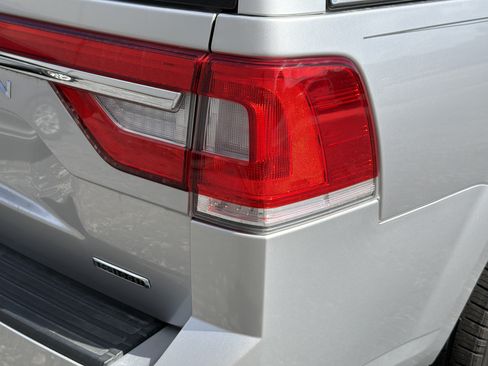 Used 2016 Lincoln Navigator Select RWD image 16