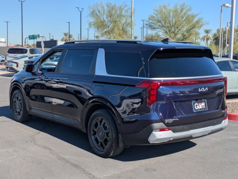 Certified 2025 Kia Carnival EX image 3