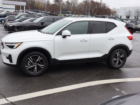 Used 2025 Volvo XC40 B5 Core image 7