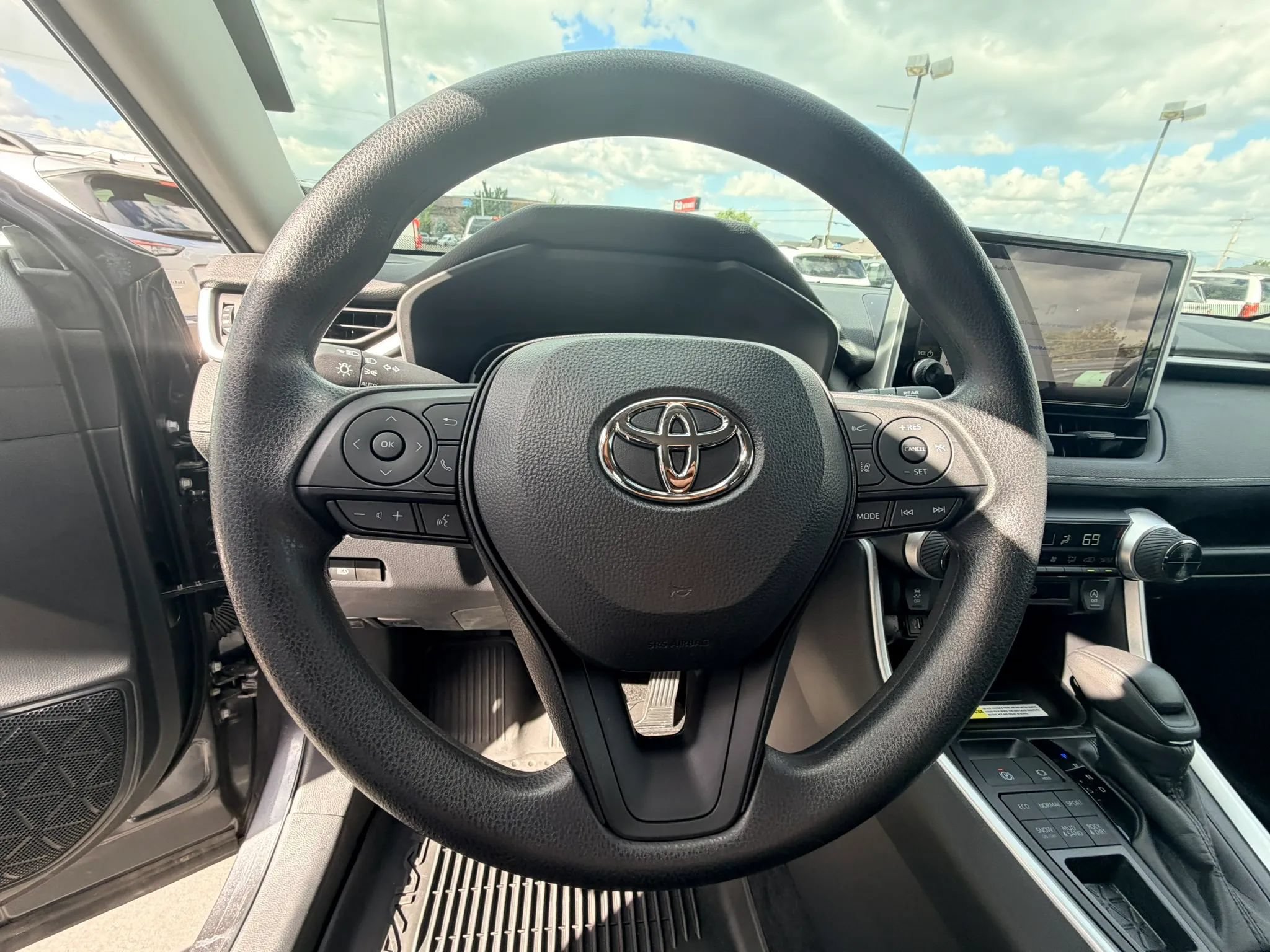 Used 2024 Toyota RAV4 XLE AWD/4WD image 12