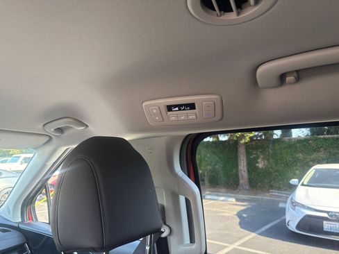 Used 2026 Kia Carnival FWD image 24