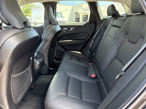 Used 2022 Volvo XC60 B5 Momentum w/ Climate Package FWD image 10
