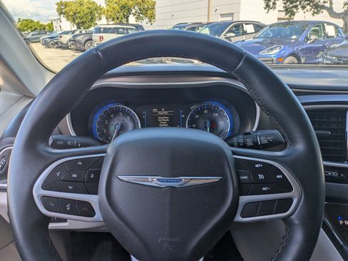 Used 2017 Chrysler Pacifica Touring-L w/ Tire & Wheel Group FWD image 26