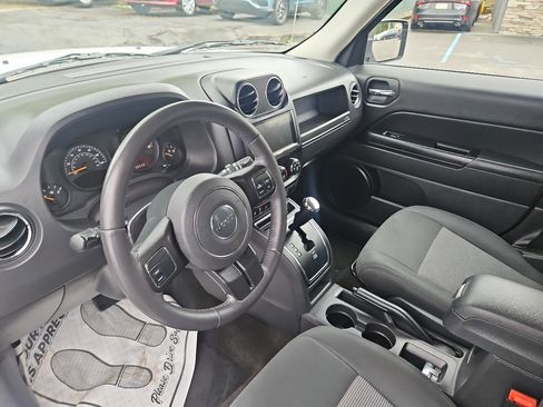 Used 2014 Jeep Patriot Latitude AWD/4WD image 13