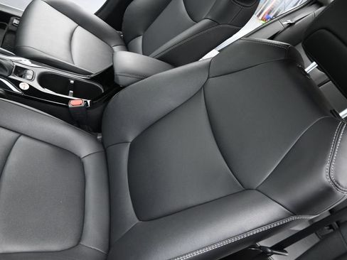 Used 2025 Toyota Corolla Cross XLE FWD image 9