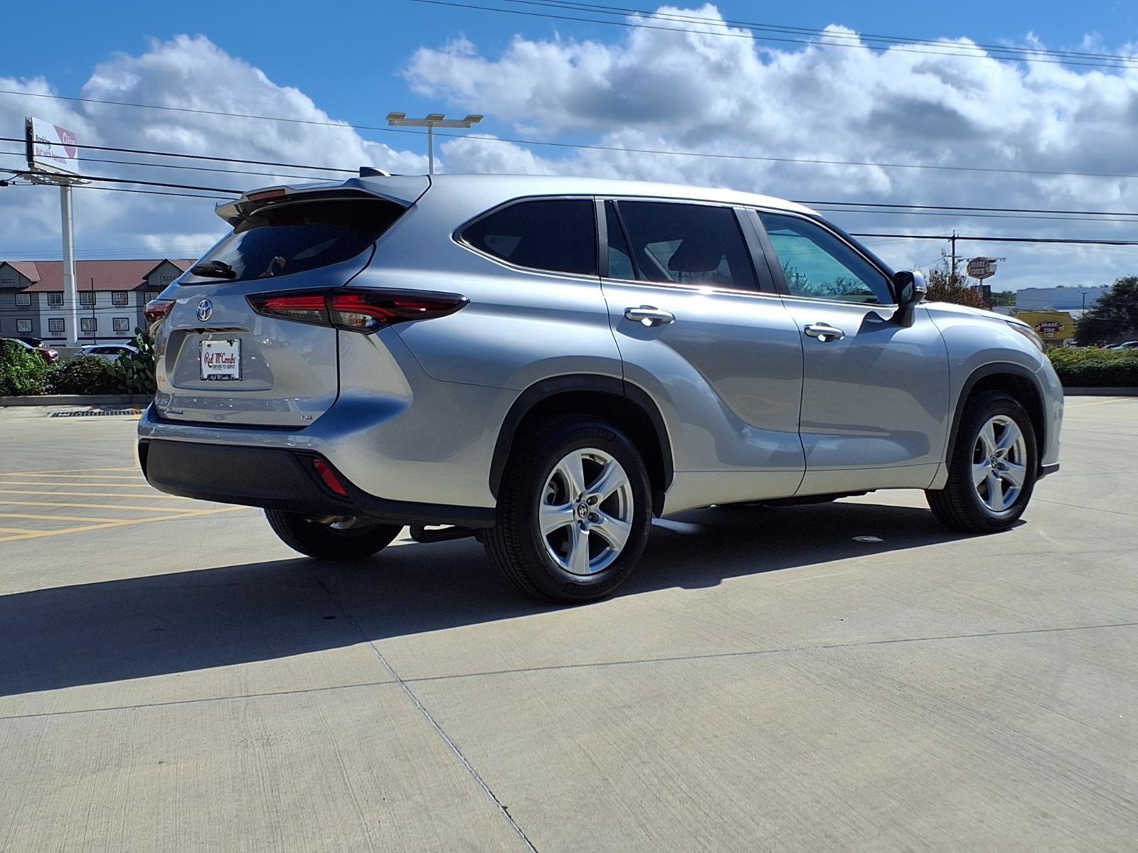 Certified 2025 Toyota Highlander LE FWD image 5