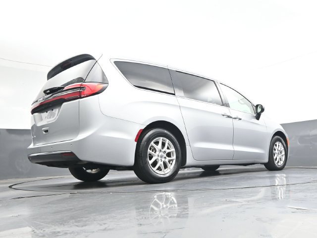 Used 2023 Chrysler Pacifica Touring-L FWD image 32