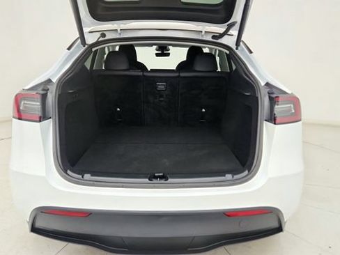 Used 2024 Tesla Model Y 2WD image 29
