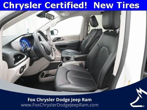 Certified 2024 Chrysler Pacifica Touring-L image 7