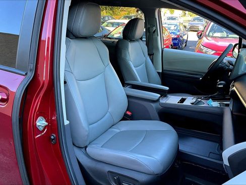 Certified 2023 Toyota Sienna XLE image 8