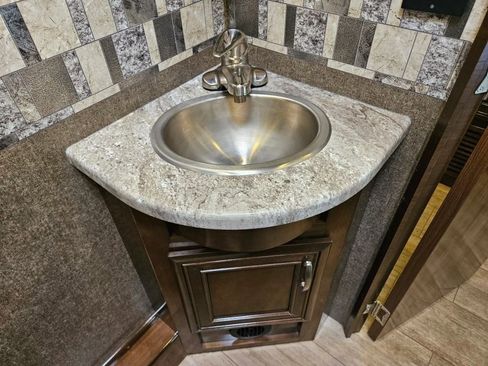 Used 2019 Ford F550 2WD Regular Cab Super Duty w/ XLT Value Package image 30