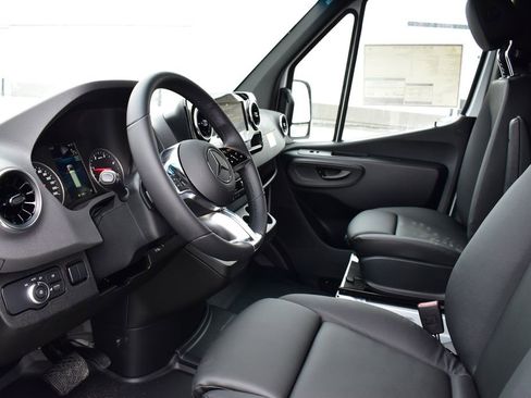 Used 2025 Mercedes-Benz Sprinter 2500 image 12