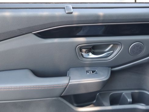 Used 2025 Honda Pilot TrailSport image 35