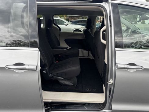Used 2018 Chrysler Pacifica Touring Plus FWD image 15