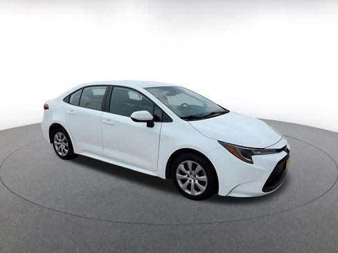 Used 2025 Toyota Corolla LE FWD image 2