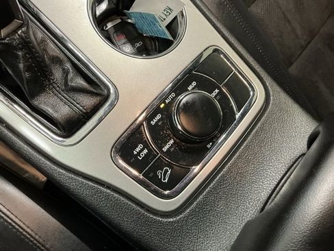 Used 2020 Jeep Grand Cherokee Altitude image 23