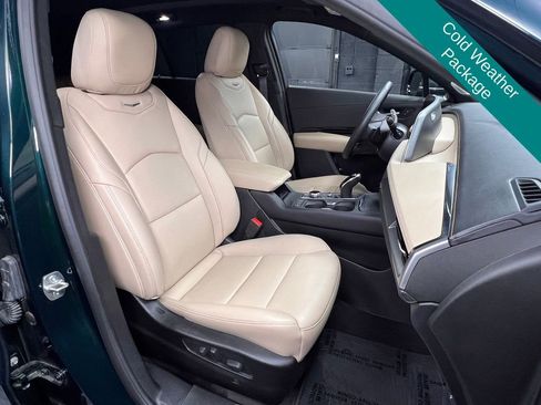 Used 2024 Cadillac XT4 Luxury w/ Cold Weather Package FWD image 7