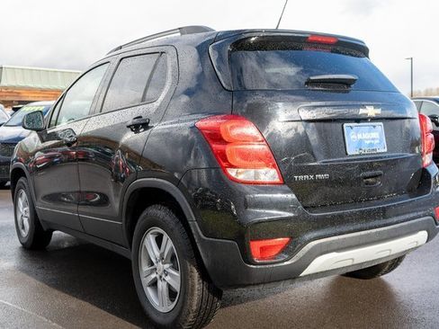 Used 2022 Chevrolet Trax LT w/ LT Convenience Package image 8