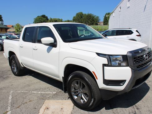 Certified 2025 Nissan Frontier SV AWD/4WD image 8
