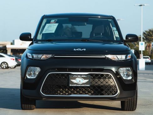 Used 2022 Kia Soul LX image 2