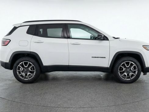 Used 2025 Jeep Compass Trailhawk AWD/4WD image 11