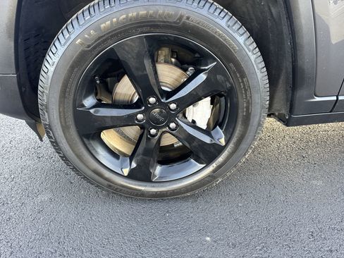 Used 2024 Jeep Grand Cherokee Limited w/ Black Appearance Package image 10