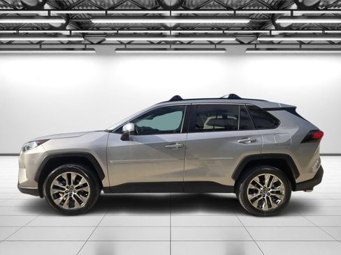 Used 2020 Toyota RAV4 XLE Premium FWD image 6