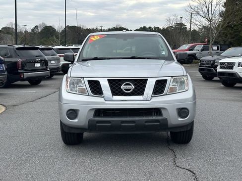 Used 2016 Nissan Frontier SV image 2