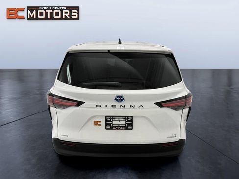 Used 2021 Toyota Sienna LE image 5