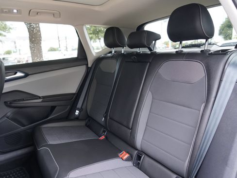 Certified 2024 Volkswagen Taos SE FWD image 28
