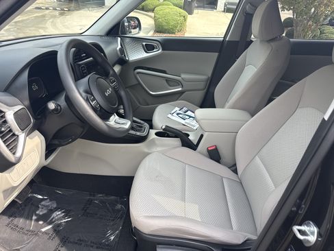 Used 2025 Kia Soul LX w/ LX Technology Package FWD image 16