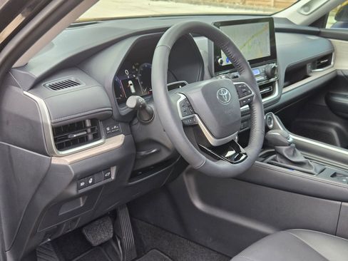 Used 2025 Toyota Grand Highlander AWD image 13