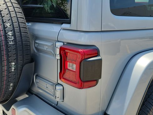 Used 2022 Jeep Wrangler Unlimited Sahara AWD/4WD image 11