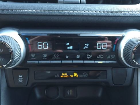 Used 2025 Toyota RAV4 XLE AWD/4WD image 33
