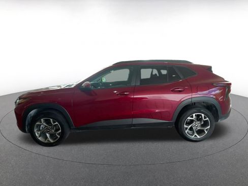 Used 2025 Chevrolet Trax LT w/ LT Convenience Package FWD image 9