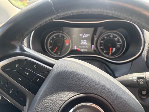 Used 2019 Jeep Cherokee Latitude Plus w/ Cold Weather Group AWD/4WD image 16