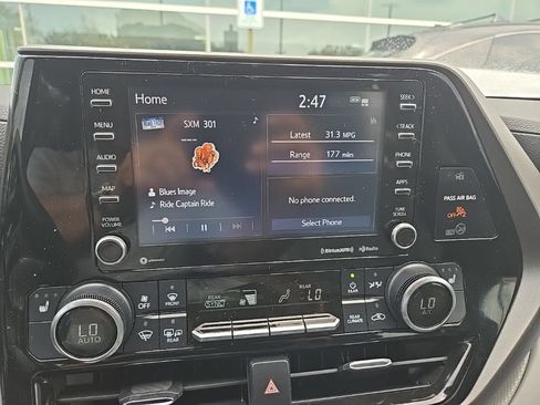 Used 2022 Toyota Highlander XLE FWD image 17