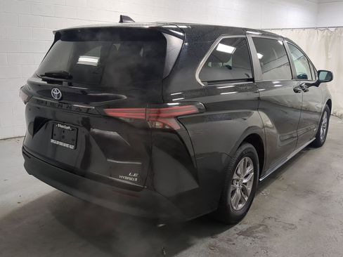 Used 2021 Toyota Sienna LE image 3