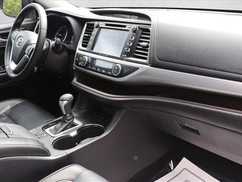 Used 2018 Toyota Highlander XLE AWD/4WD image 29