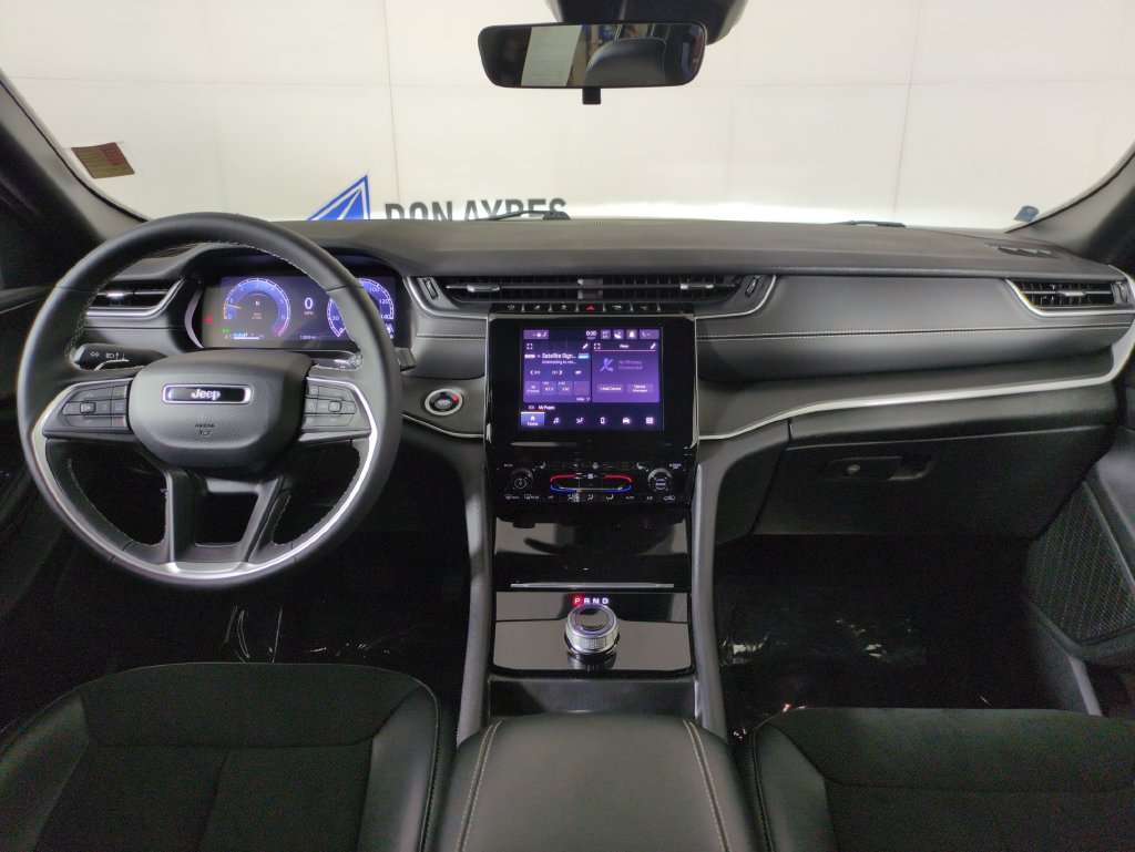 Used 2025 Jeep Grand Cherokee Altitude AWD/4WD image 17